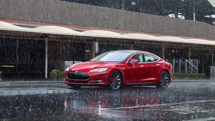 Tesla Autopilot 新功能   偵測濕滑路面自動限速