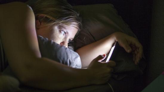 研究指「夜間模式」減藍光無助睡眠     睡前不用手機才最有效