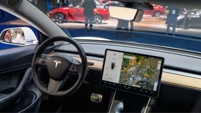 Tesla 啟用車廂攝影機監控司機　防止自動駕駛模式下擅自離開駕駛座
