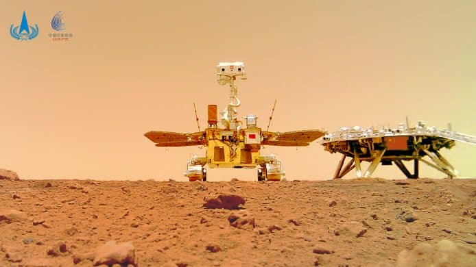 中國火星探測車傳來首批照片　包括與着陸平台合照