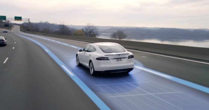 Tesla 車主要求 Elon Musk 關注   Autopilot 誤將滿月當交通黃燈