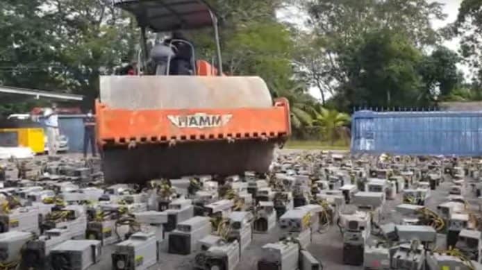 馬來西亞用壓路機摧毀非法挖礦裝置　價值 126 萬美元硬件輾至粉碎