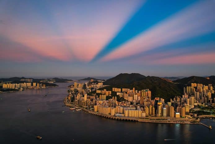 網民分享超美「曙暮暉」夕陽照片   天文台解釋光暗相間原理