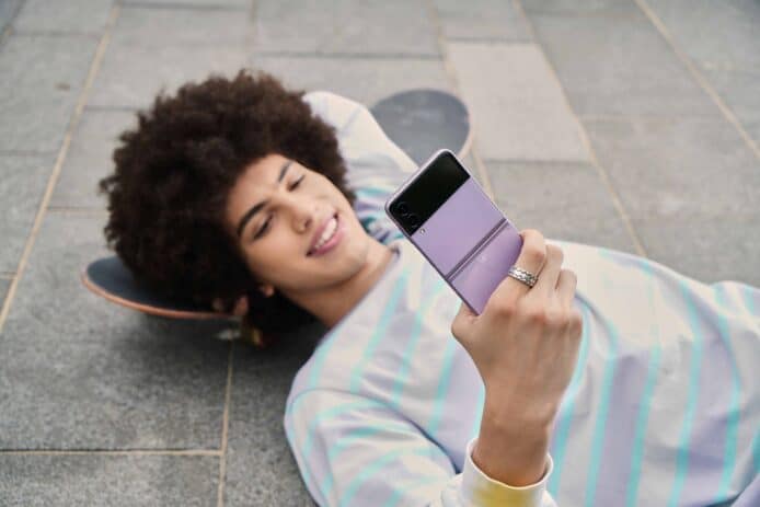 【懶人包】Samsung Galaxy Z Flip3 　3分鐘睇盡 8 大重點 功能 香港行貨 價錢 開賣詳情