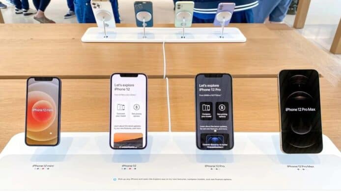 Apple 總部訪客中心   首次以 MagSafe 協助展示 iPhone