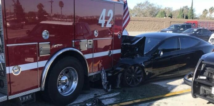 Tesla 涉多宗追撞救援車輛事故   美國監管機關宣佈展開調查