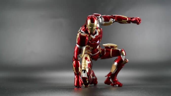【評測】Threezero DLX Iron Man Mk43   眼晴反應爐有燈＋48個關節 + 超強可動
