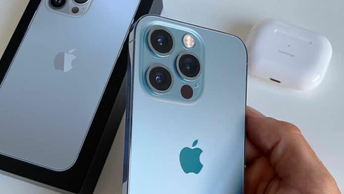 iPhone 13 Pro 天峰藍真機曝光　真機配色感覺更年青