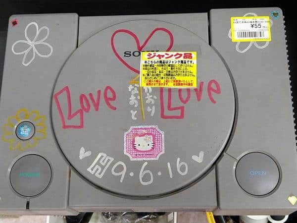 日本有二手 PS1 只售 $4   遍布愛心塗鴉原來二名主人已逝世