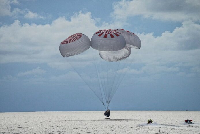 SpaceX 商業太空飛行順利完成    創人類飛離地表最遠紀錄