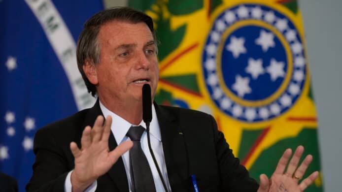 巴西總統指疫苗增愛滋病風險   直播片段遭 Facebook 強制移除