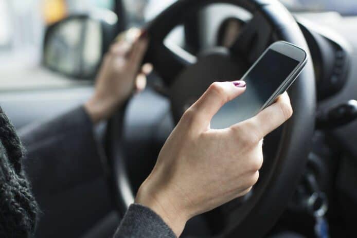 英國收緊開車用電話限制　禁止任何使用電話行為