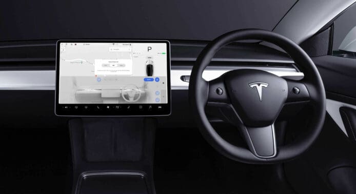 Tesla 新車沒配備 USB 插口　晶片短缺問題影響