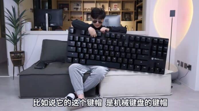 12萬元超大USB鍵盤     網紅實測可當摔碟機