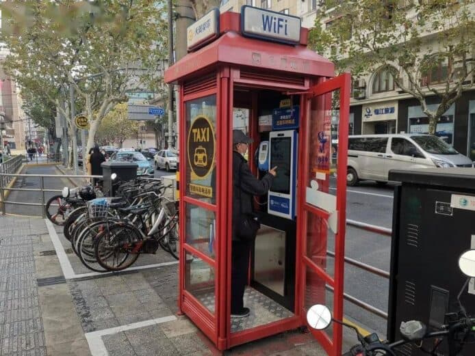 公眾電話亭新用法   變身街頭電召的士站