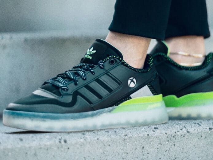 Adidas x Xbox 新聯乘波鞋     設計參考半透明 20 週年 Xbox 控制器