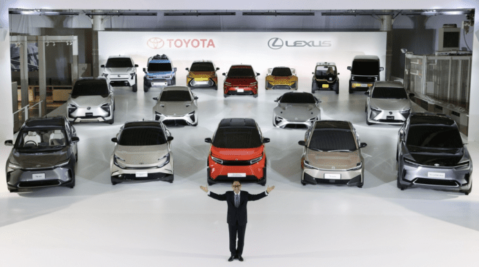 TOYOTA 展示 16 款新型電動車  CEO 豐田章男親身試駕