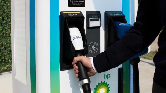 電動車快充利潤不輸加油站　BP 最新報告指相關需求增長大