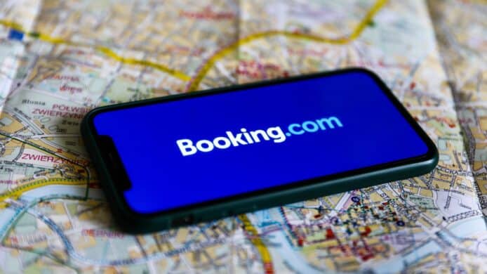 疫情影響全球旅遊業   Booking.com 裁減 2,700 名客戶服務員工