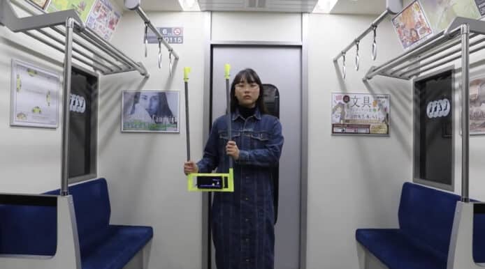 日本「無用發明家」推搭鐵玩手機掛鉤 實行邊玩手機邊捉扶手
