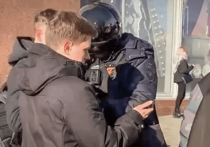 莫斯科警方截查市民手機     檢視照片和短信內容