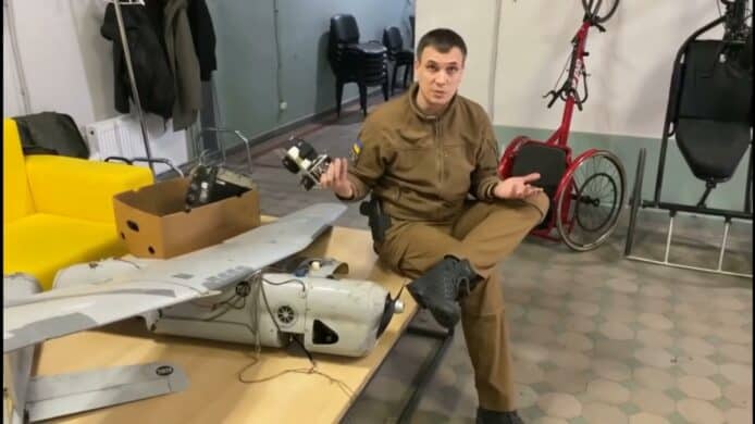 烏克蘭捕獲俄羅斯化石級無人機  單反放入土炮模型飛機 膠樽當做燃料缸 