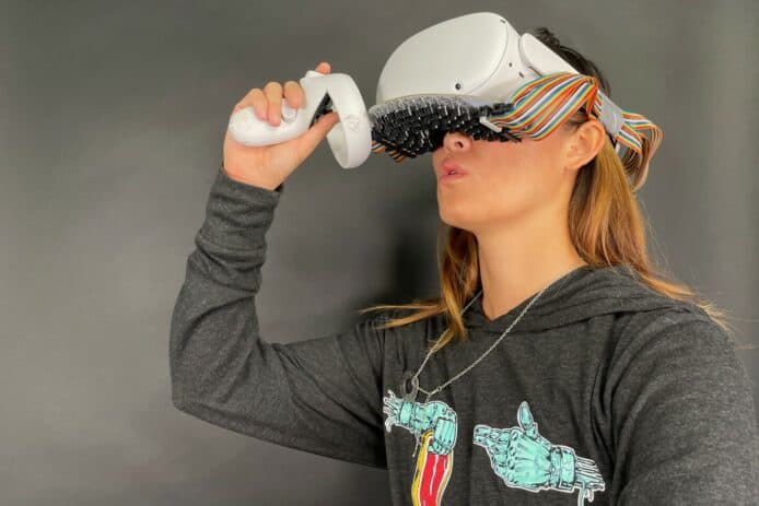 VR 頭盔有嘴部感觀【有片睇】可感受到接吻、喝水感覺