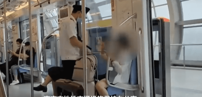 中國地鐵禁手機開聲睇片     南京地鐵有女子被開「罰單」