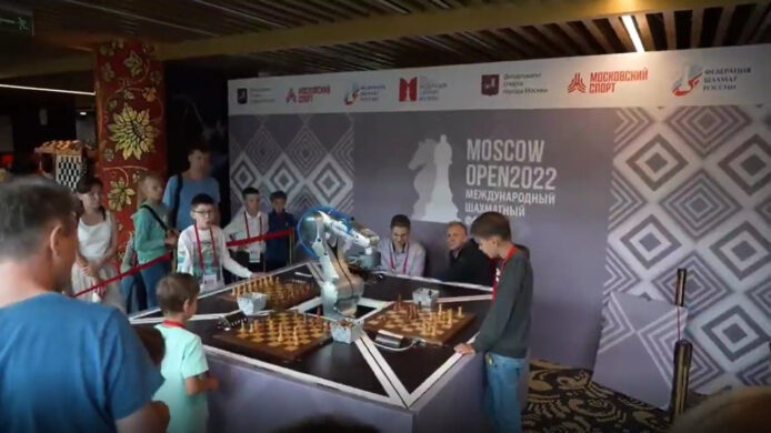 俄羅斯國際象棋賽意外   7歲男孩被機械棋手弄斷手指