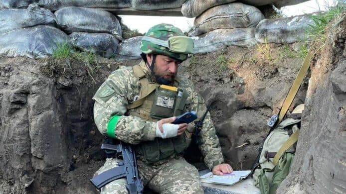 逾 900 名烏克蘭教師加入武裝部隊     在戰壕中堅持網上授課