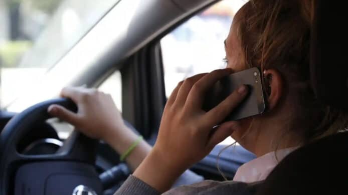 英國警方測試「隱形客貨車」   偵測駕駛期間違法使用手機