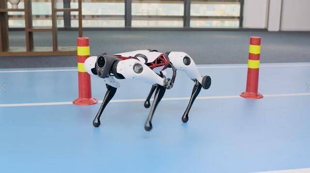 騰訊發布第二代機械狗 Max  能在梅花樁做出跳躍等動作