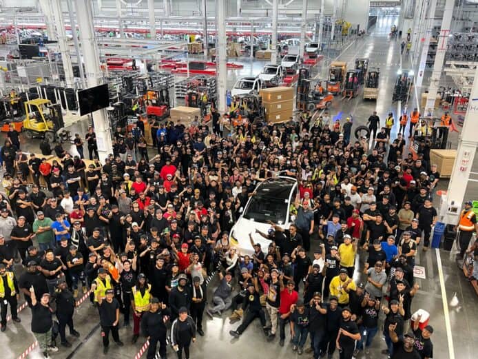 Tesla 又一里程碑　德州 Gigafactory 完成第一萬部 Model Y 生產