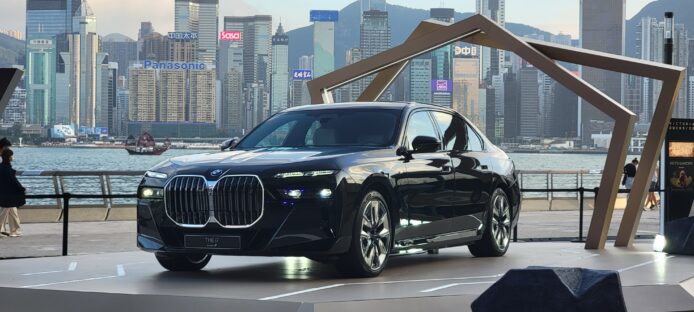 BMW i7 純電豪華房車到港     超豪華 Progress Luxury 設計 + 31.3吋8K 巨型後座屏幕