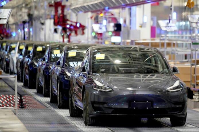 Tesla 於中國召回逾 8 萬部電動車　涉及軟件及安全帶問題