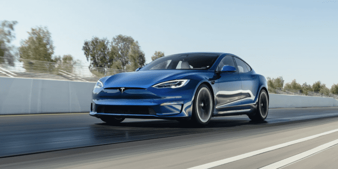 中國車主 Tesla Model S 失控      100 km/h 加速直衝