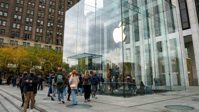 凌晨購買 300 部 iPhone 13   男子 Apple Store 門外被搶損失慘重