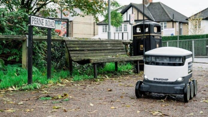 英國劍橋測試機械人送貨   無法過馬路需要向路人求助