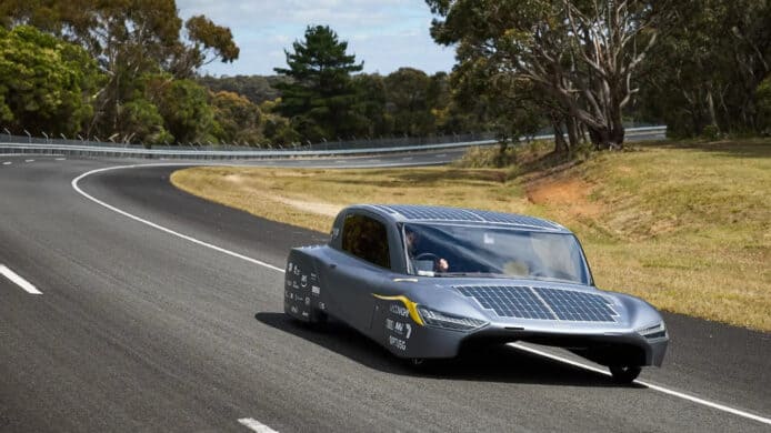 澳洲大學研發太陽能電動車    12 小時內完成 1,000 公里連續行駛