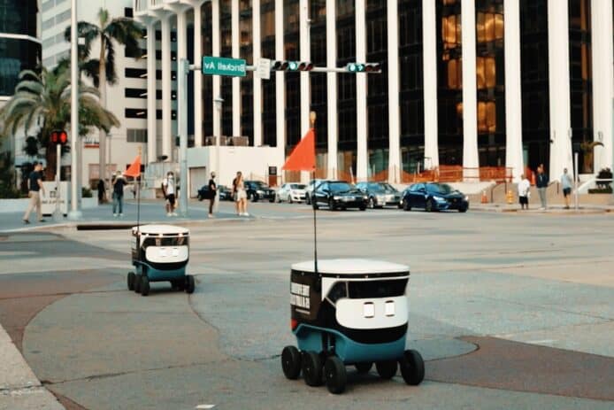 Uber Eats 於邁阿密用機械人送餐　比真人行走還慢