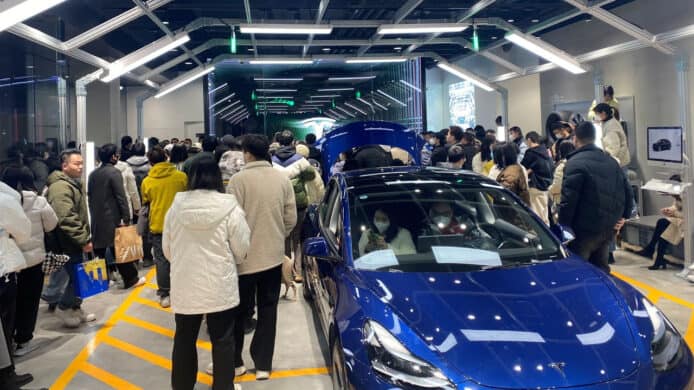 Tesla 中國市場減價   大量車主抗議多地爆維權示威