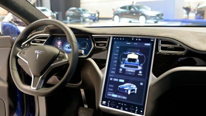 Tesla 被指自動駕駛宣傳片疑似虛假    拍攝時有司機介入駕駛車輛