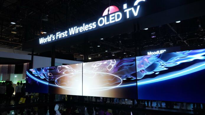 【CES 2023】LG 全球首部無線傳輸電視  97 吋大螢幕＋4K 120Hz