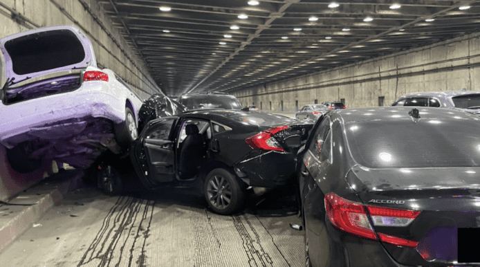 影片顯示疑 Tesla 自駕隧道剎車惹車禍   大眾關注自動駕駛系統出意外責任誰屬