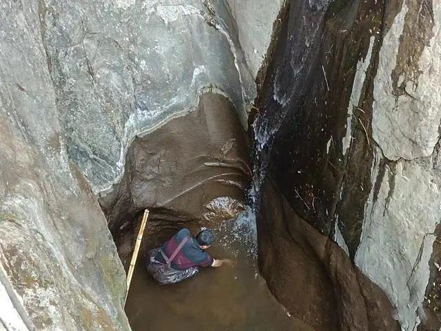 風景區遊客手機掉 700 米溪谷  中國工作人員抽水 8 小時打撈終尋回