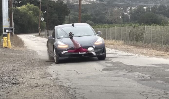 網片指 Tesla 自動駕駛可「殺死兒童」   模擬測試碾過嬰兒車 + 逆線行駛