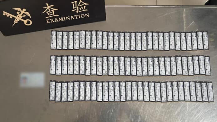 男子以電動滑板車走私   偷運 84 塊 SSD 被中國海關逮獲
