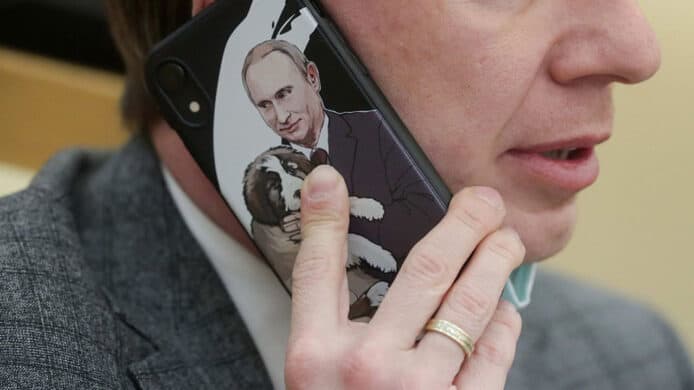 俄羅斯禁官員使用 iPhone   避免明年總統選舉受到干擾