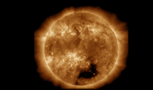 NASA 發現太陽巨型大洞    面積比地球大 20 倍、對地球影響有待觀察