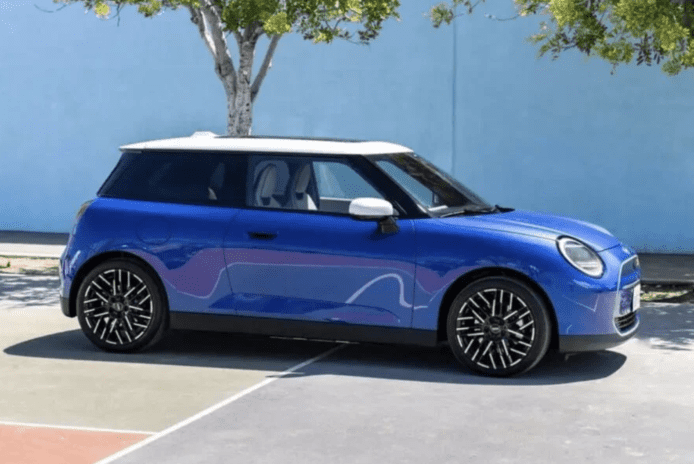 新純電 Mini Cooper 外觀曝光　藍色車身白色車頂＋三角形車尾燈